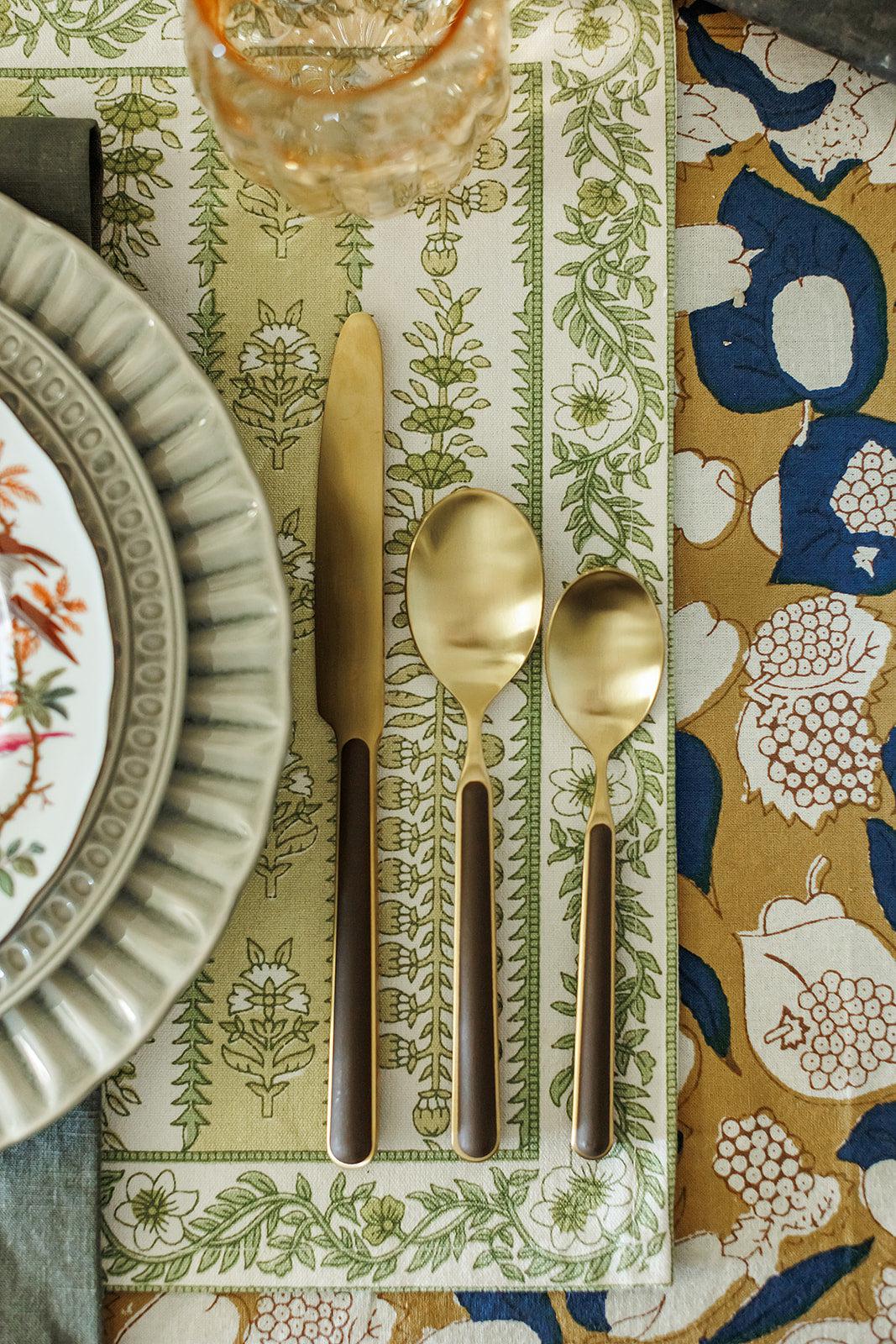 Fantasia Oro Tobacco 5-Piece Flatware + Serving Pieces (Mepra)