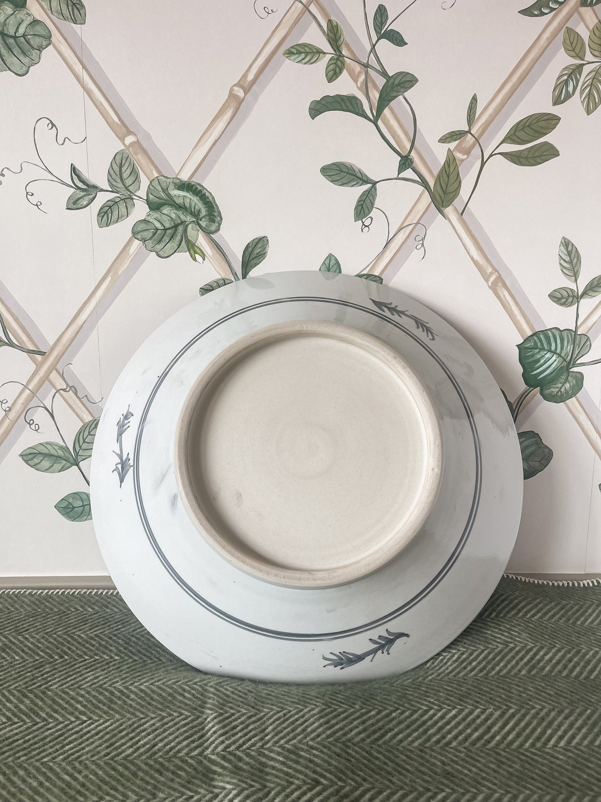 Silla Sea Grass Plate, Black - OAKSTREET SHOPPE