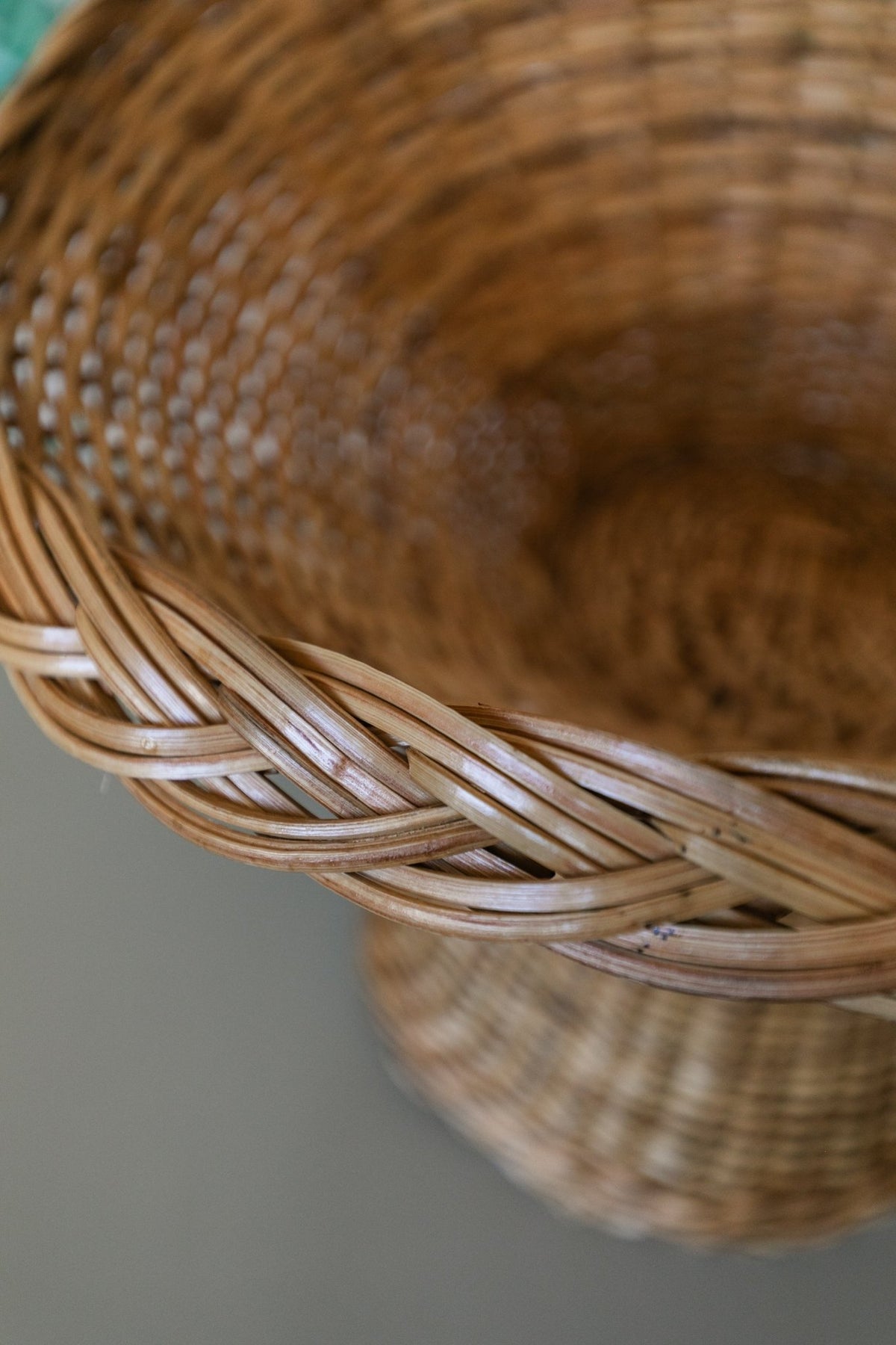 Straworth Pedestal Basket - OAKSTREET SHOPPE